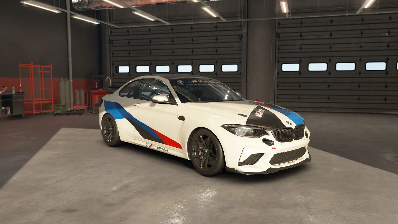 차고에 선 BMW M2 CS 레이싱