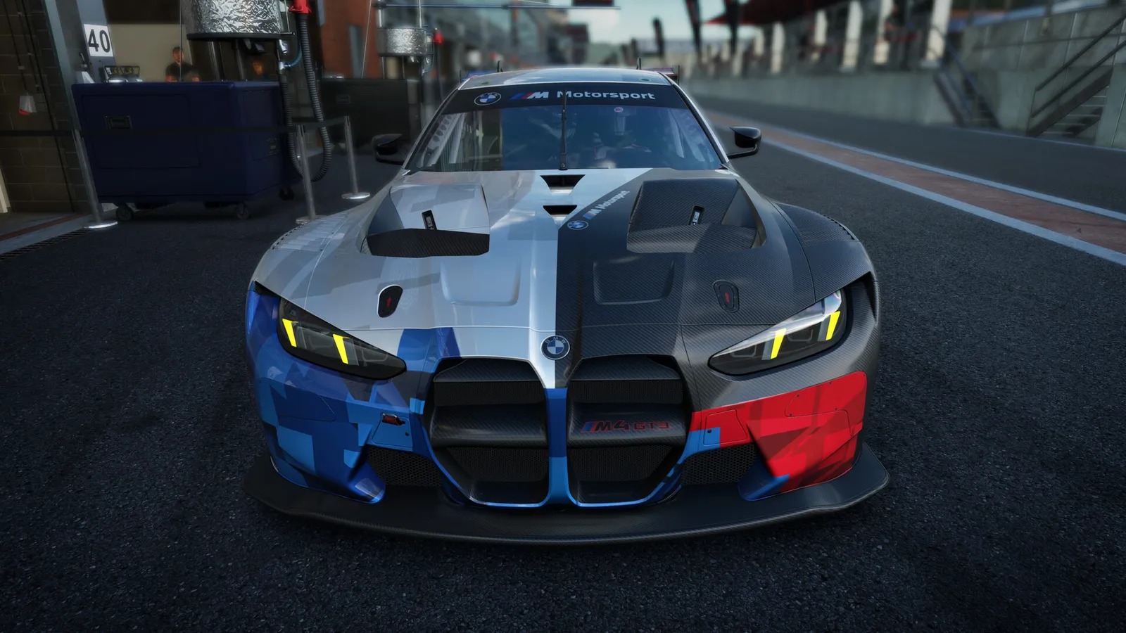 피트 앞에 선 BMW M4 GT3 EVO