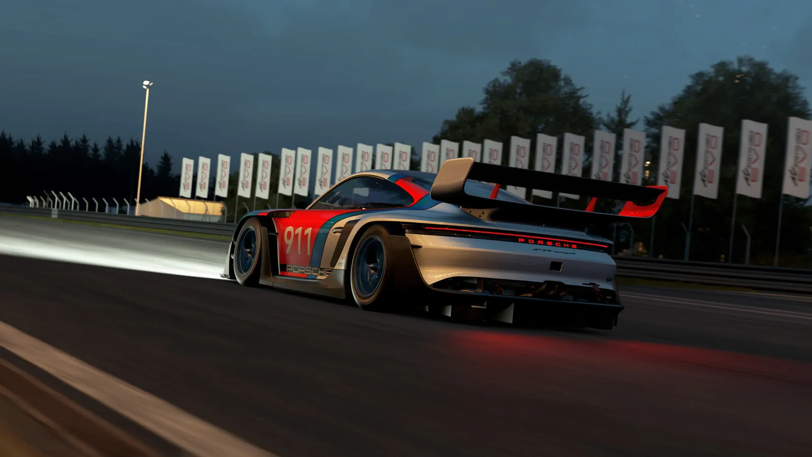 밤에 달리는 포르쉐 911 GT3 R 렌슈포트