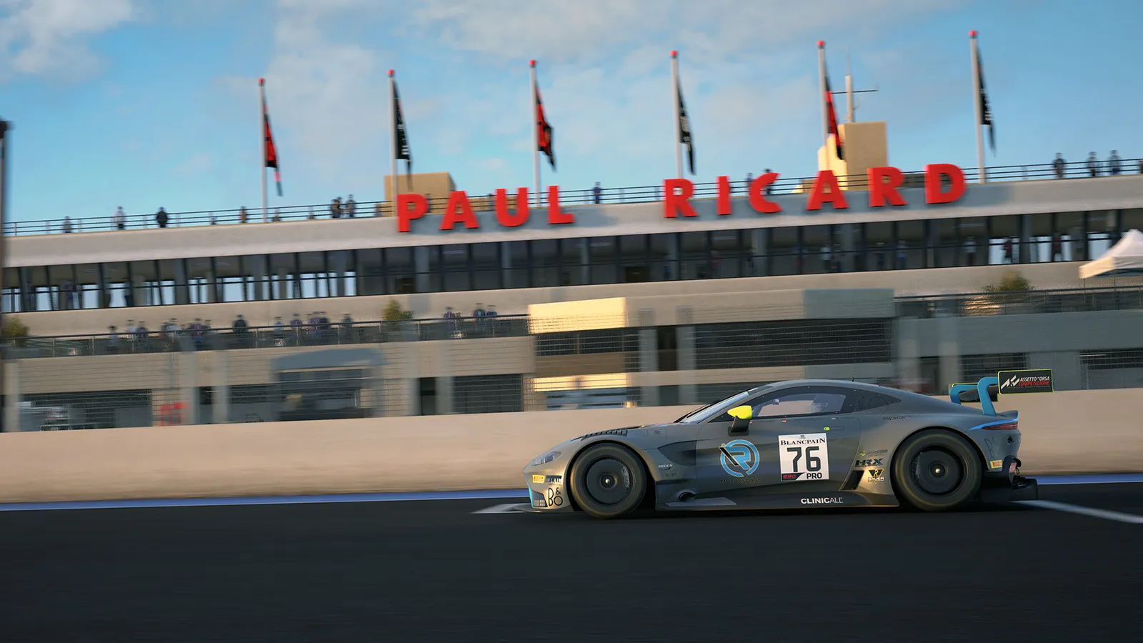 폴 리카르 서킷을 달리는 애스턴 마틴 V8 밴티지 GT3