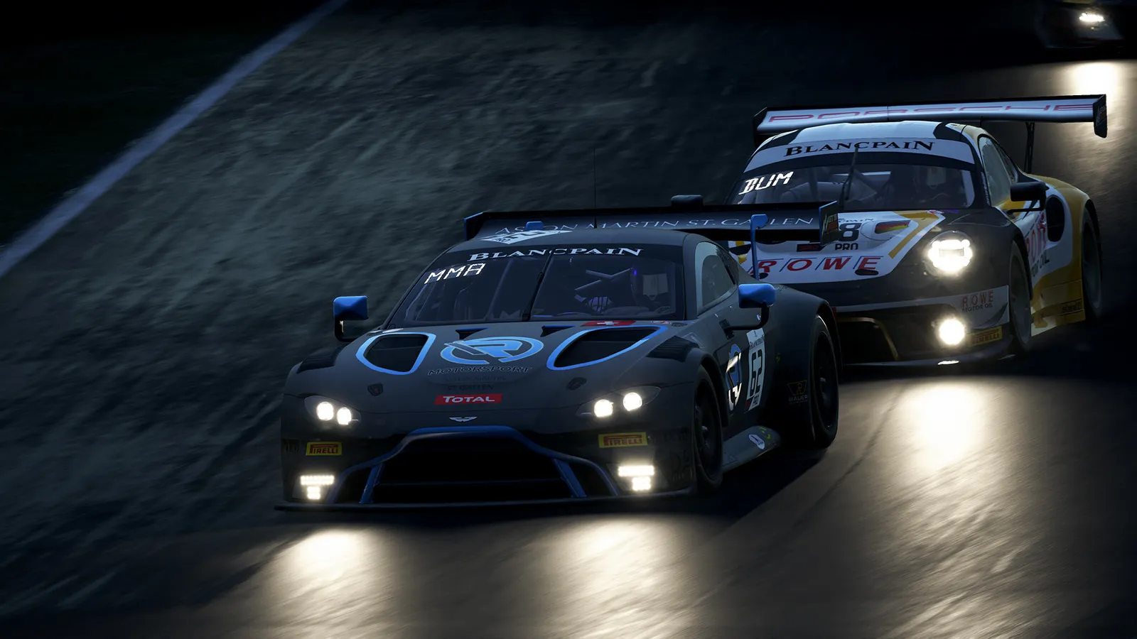 밤에 헤드라이트를 켜고 달리는 애스턴 마틴 V8 밴티지 GT3