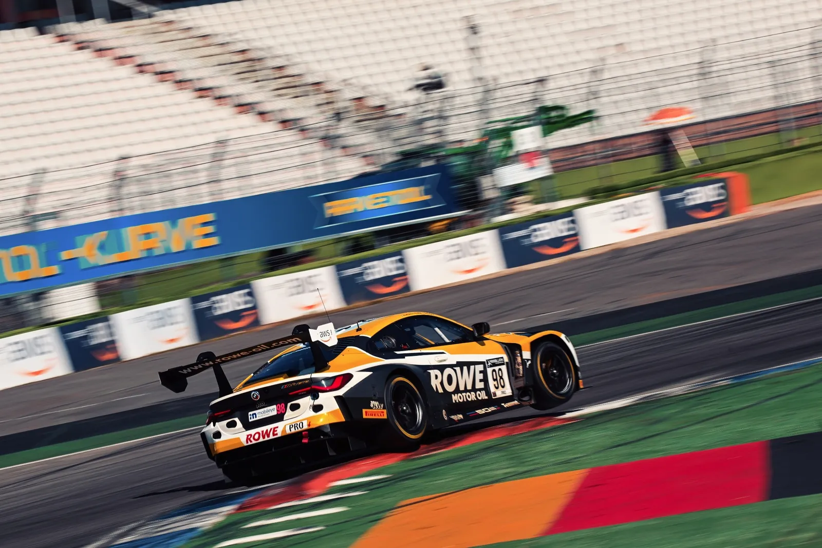 호켄하임에서 연석을 타는 ROWE 레이싱의 BMW M4 GT3