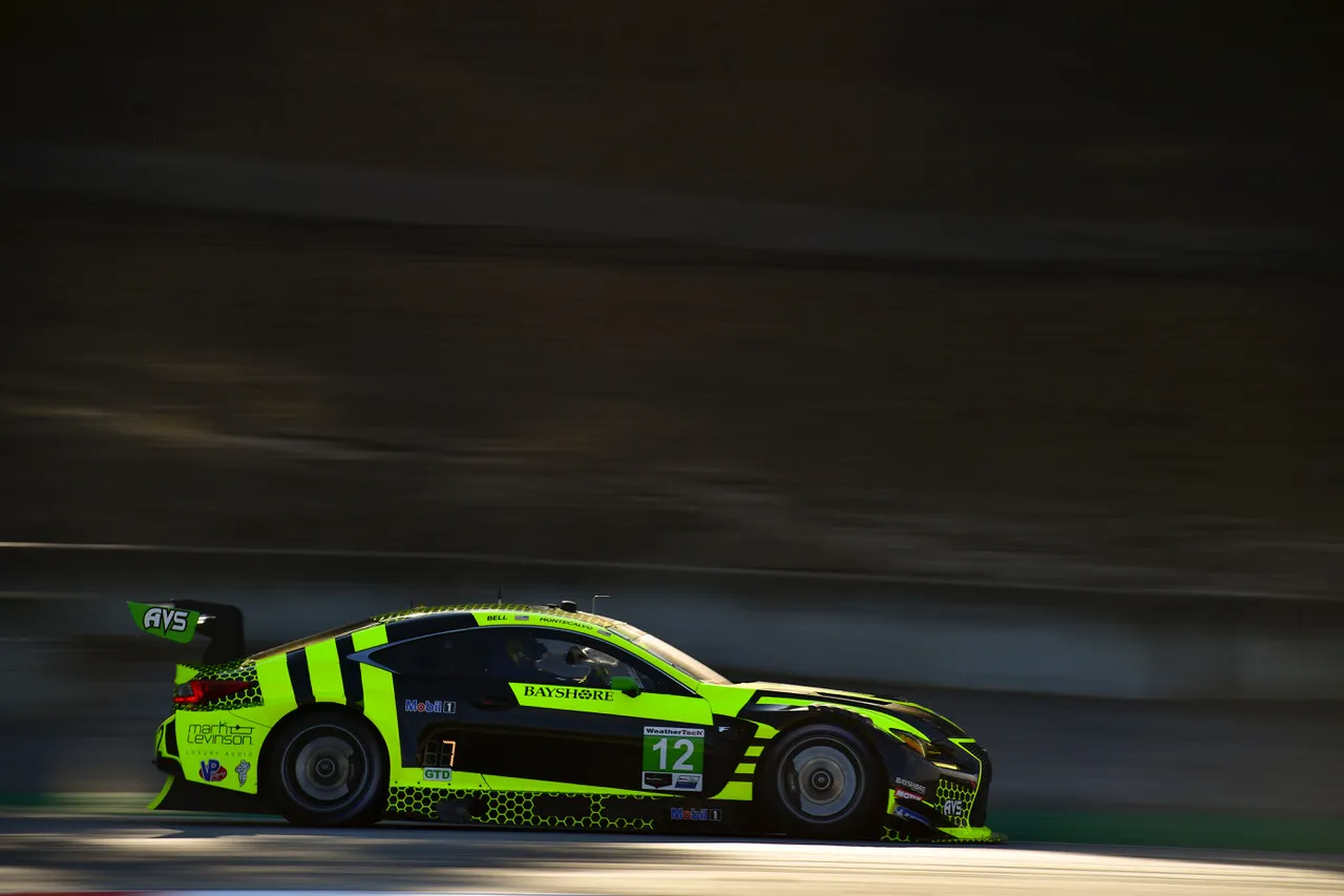 옆에서 본 렉서스 RC F GT3