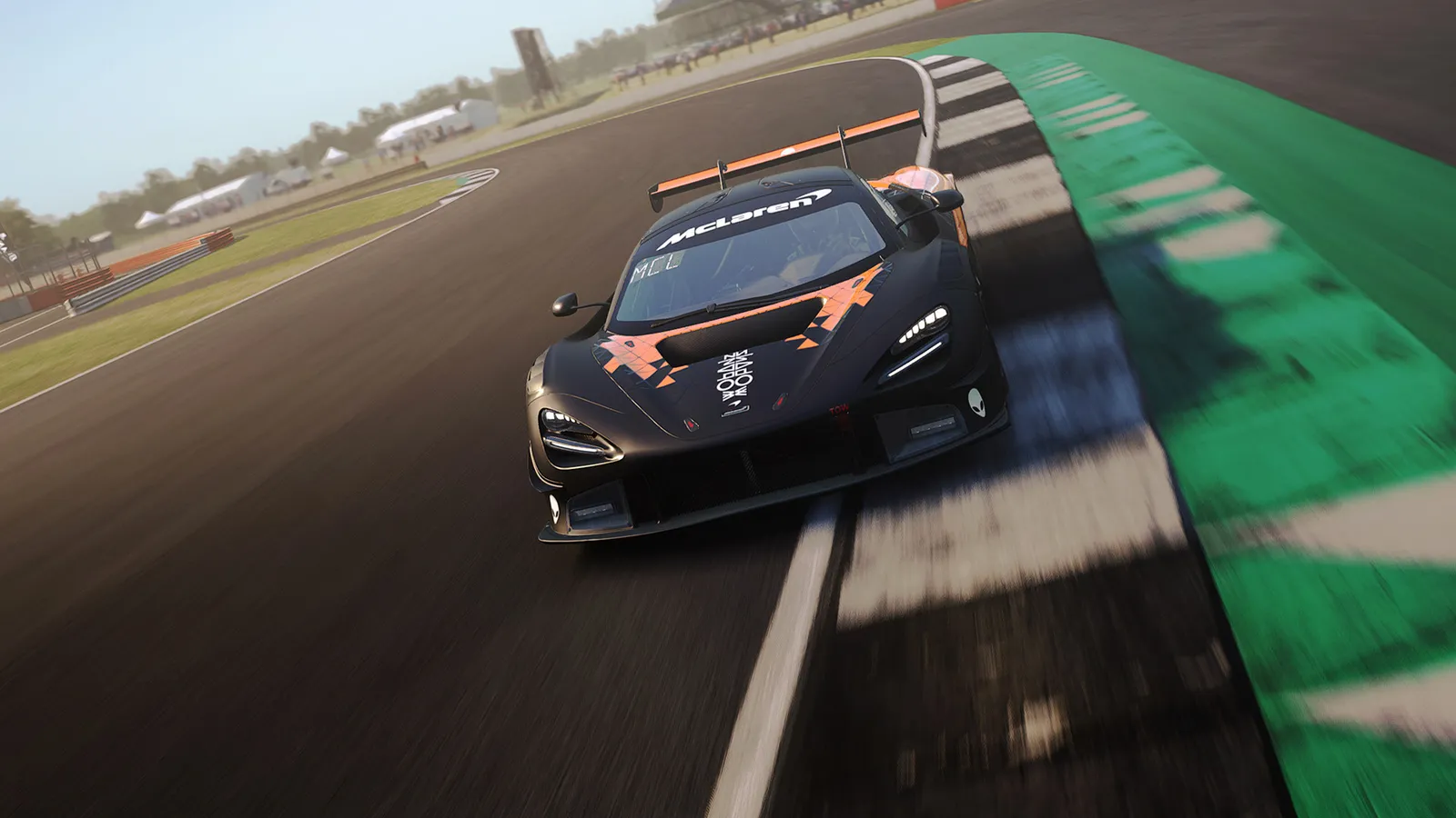 서킷을 달리는 맥라렌 720S GT3 EVO