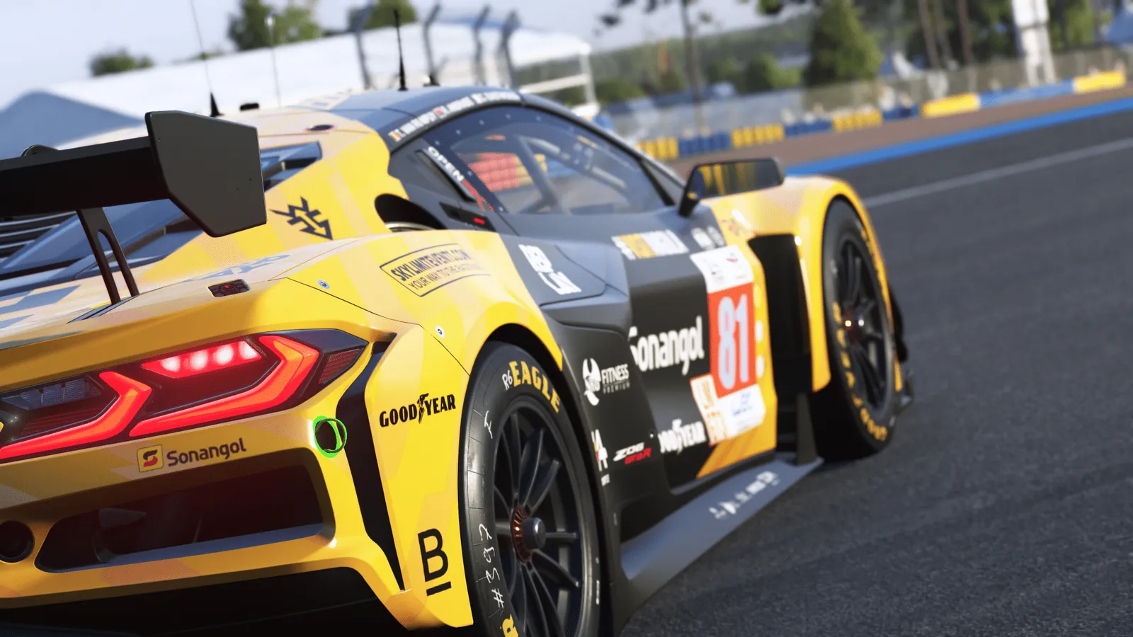 뒤에서 본 노란 콜벳 Z06 LMGT3.R #81