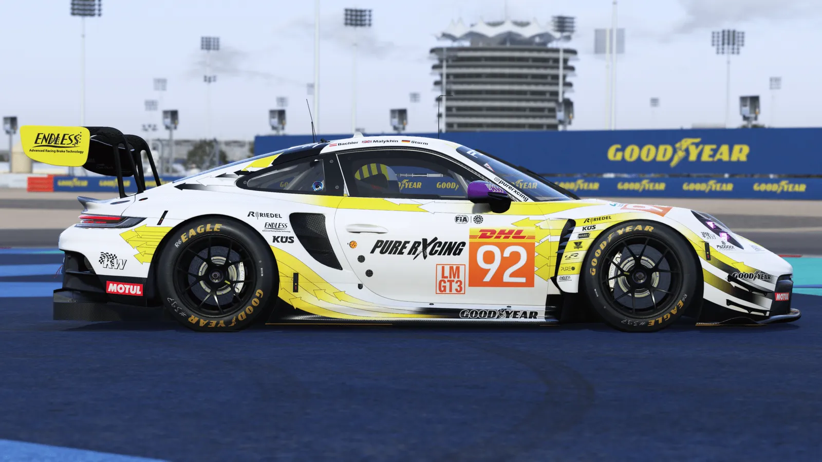 옆에서 본 포르쉐 911 GT3 R #92
